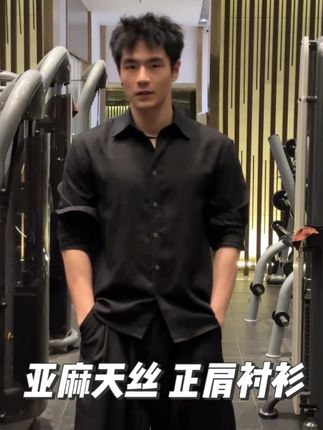 衬衫还得是GTAL的,正肩黑衬衫版型 亚麻的面料,双开门的同时还给你做到了舒适透气!!#衬衫#衬衫穿搭#男生穿搭#健身#健身穿搭