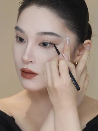想美美出门的姐妹试试新款 #UNNY眼线胶笔,轻松get约会妆,这氛围感拿捏了~