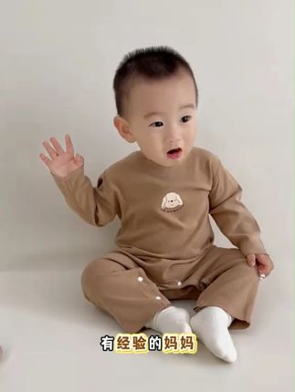 立秋后,天气逐渐转凉,宝宝的秋冬衣物要提前准备起来,这件保暖 立秋后,天气逐渐转凉,宝宝的秋冬衣物要提前准备起来,这件保暖衣穿起来舒适不臃肿,单穿或内搭简单又好看!
