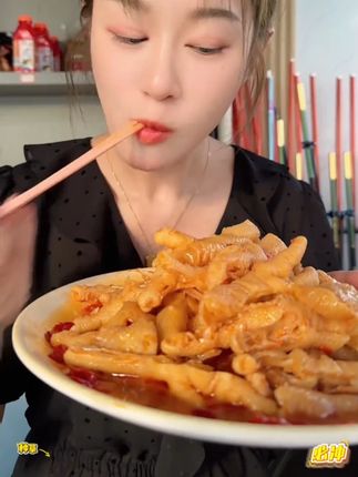 这款酸辣无骨鸡爪汤都那么好喝#超好吃的酸辣无骨鸡爪 #好吃到爆 #美食 #好吃到停不下来 #追剧小零食