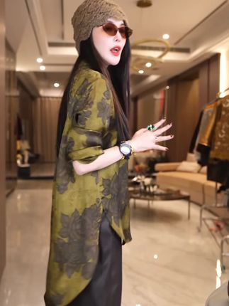 其精致的剪裁能够很好地修饰身形,无论是搭配裙子还是裤子,都能展现出你曼妙的身姿
