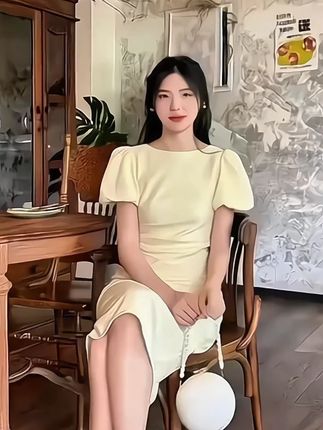 2025夏浅黄色花苞袖甜美减龄中长裙 浅黄花苞裙 哟,这条浅黄色的花苞袖连衣裙太可爱啦!夏款就是要这种清新的颜色嘛。花苞袖的设计超级减龄,满满的少女感。修身收腰又包臀,把身材曲线展现得恰到好处。中长裙的长度,很适合日常出行。它既甜美又有气质,穿上它,仿佛回到了青春年少的时光。不管是和闺蜜逛街还是参加活动,都能让你甜美动人哟。#浅黄色连衣裙 #花苞袖裙子 #夏季中长裙 #甜美减龄裙 #2025新款