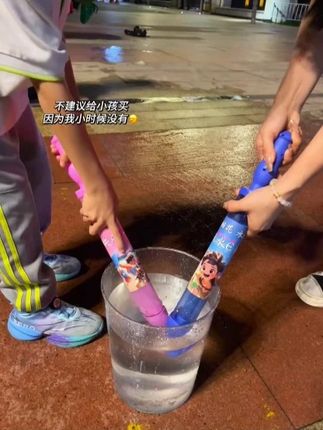 大朋友小朋友都爱不释手的烟花水枪#水枪 #是时候安排一下了 #水枪大战 #玩水的季节#种草 #就来这里过夏天