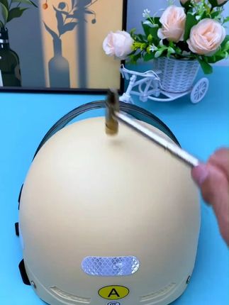 骑电动车的时候一定要戴这种透气又好看的头盔,它是新国标3C认证的电动车头盔,男女都可以戴,夏天戴着也不会闷热,而且它还是可拆卸的,非常方便清洗。如果你也想要一个这样的头盔#电动车头盔 #头盔