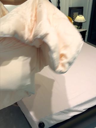 盖了这款蚕蛹被才发现辛福感满满,软软糯糯的很舒服,母婴品质很贴心 ,老人小孩都可以放心的使用#被子 #秋冬被 #床上用品 #母婴品质 #柔软亲肤