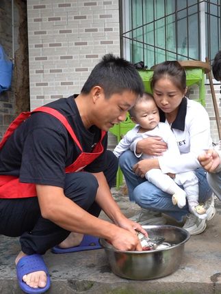 一家人难得空闲在家,姐姐和玖哥来家做客,琼姐展示拿手的好菜葱葱鲫鱼,鲜香入味,欢乐又幸福的一天#农村生活 #美食故事 #夫妻日常