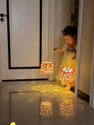 中秋节庆兔子古风投影灯笼挂饰手工diy 材料包儿童手提花灯 中秋佳节将至,可以给小朋友准备一个这样的灯笼,灯笼投影出来的画面真的太美了,只需将图案贴在灯笼上,用自带的灯泡点亮它,就能投影出各种漂亮的图案,氛围感瞬间拉满。#创意手工 #中秋节灯笼 #中秋节手工灯笼 #小夜灯