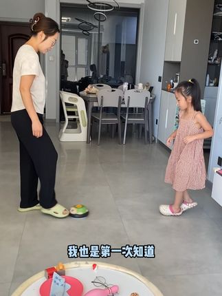 阴雨天娃憋疯了?悬浮足球在家踢!安全不扰民⚽#亲子游戏 #室内游乐场 #孩子的快乐很简单 #好物推荐🔥 #足球