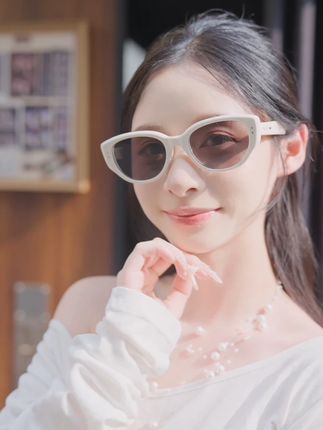 极致简约猫眼墨镜,真的又美又野! #太阳镜 #高级感 #墨镜一戴谁也不爱 #今日穿搭look #帕森眼镜