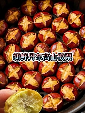 强烈推荐~秋日限定甜#板栗 每颗板栗都裹着阳光香,剥壳即享绵密糯,暖手又暖心,一口就爱上这季的温柔。别等秋风凉,板栗要趁热尝!颗颗饱满不空心,甜到舌尖不粘牙,揣一袋在手心,走到哪都是小幸福不是所有板栗都够味!精选老树板栗,慢炒出焦香,咬开是金黄果肉,一口治愈所有秋日元气。家里人的都爱吃#糖炒板栗 #干果坚果 #优质农产品 #秋天吃什么