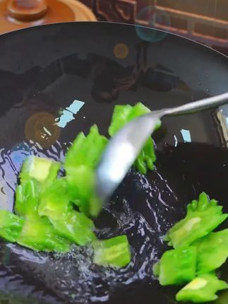 苦瓜×牛肉的冰火CP!高温快炒锁住脆嫩,回甘鲜甜秒杀苦味~三伏天就靠这盘消暑回魂???#小炒黄牛肉#美食vlog #每日美食分享 #下饭神器 #懒人美食