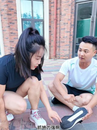大品牌的运动鞋穿上真的舒适百搭轻便缓弹透气性好百搭男女同款真的值得一试呢#好鞋推荐#舒适透气不闷脚#好穿又好搭#真的太好看了#运动穿搭