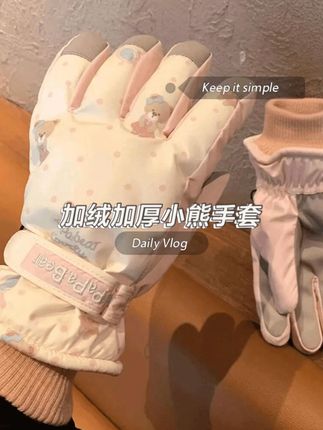 天气越来越冷了,提前给我家哪位安排了毛茸茸的小熊手套!#保暖  #手套  #秋冬必备