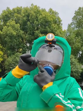 这款新款 7 层马蜂服太赞了,各种马蜂都能应对! 面罩的翻盖设计很独特,外层透明翻盖防马蜂喷毒喷尿,内里钢丝网透气不闷汗。就算电池没电,面罩也不起雾,很贴心。嘴部风扇促进头部散热,内外双层加长拉链穿脱方便不钻蜂。抓蜂有它,安心又顺手。 #防刺穿马蜂服 #马蜂防护服 #马蜂服 #生产厂家批发 #好物推荐🔥