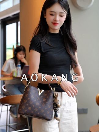 一盏灯,一段情,一帘梦,回到最初的美好。#美包分享 #包包控每天更新 #美包推荐 #包治百病