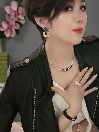 铜合金合成锆石耳饰 2025欧美轻奢新款复古高级感金色耳环女耳圈#女人味 #女人一定要活成自己喜欢的样子 #穿出自己的风格 #美出高级感 #女人爱美不分年龄