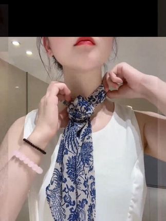 #辣妹穿搭 #小众设计感 #搭配分享 #时髦精 #丝巾系法大全