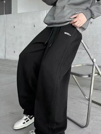 **今年秋天都在穿这条“两穿神裤”,你还没入手? 问你一个问题:你觉得一条完美的秋季裤子应该具备什么? 是舒服?是百搭?还是显瘦? 我觉得,它全都要!👍 就像我身上这条【两穿刺绣卫裤】: 1.舒适度:内里微绒,秋风里给你刚刚好的温暖。 2.功能性:束脚、直筒随意变,满足你不同场合和心情。 3.设计感:独特的刺绣标,让基础款不再普通。 你们觉得怎么样?哪种穿法更好看?评论区告诉我!#童装直播 #青少年 #卫裤 #男生穿搭