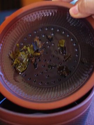 茶桌上有个带盖茶渣缸有多方便,用了就知道。直接就可以倒茶渣. 茶桌上有个带盖茶渣缸有多方便,用了就知道。直接就可以倒茶渣.茶废水,也方便扔吃剩下的果皮垃圾,弹灰灰.扔茶包袋。这种分离式设计,盖上盖子既能隔绝异味,还看不见里面的垃圾废水,能始终保持茶台的干净整洁。紫陶的材质很耐脏好打理,放茶台上看着也很有品味。这价格和品质,真的很难不心动啊!可以闭眼入#召唤茶友 #茶具 #茶器之美 #每日一茶