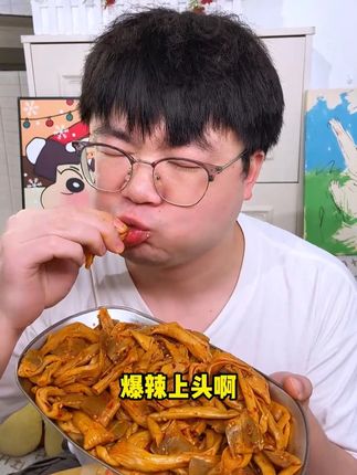 这个香辣过瘾的鸭脆肠是真的好吃,QQ弹弹越吃越香,咯吱咯吱的嚼劲十足!#追剧小零食 #零食推荐 #妈呀太香了