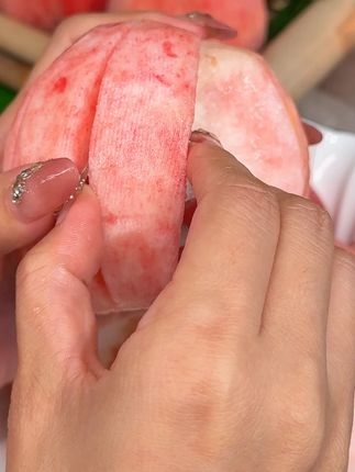 一口爆汁的水蜜桃真的太好吃了,现摘现发,桃味浓郁汁水多#水蜜桃 #新鲜应季水果 #一到夏天就想桃 #大暑消夏开吃拉