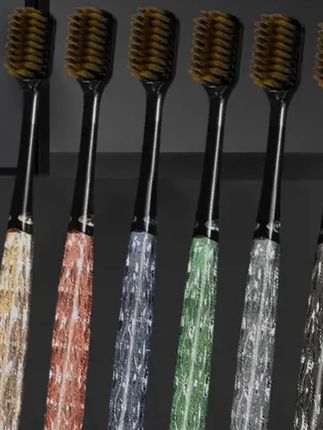 家人们!哥伦希轻奢牙刷来啦!软毛超舒服,护龈不出血,彩晶颜值绝了~ 细头能刷到后槽牙,宽头覆盖更全面,情侣款一人一色超般配!手动款方便携带,出差旅游都能揣~ 成人家用闭眼入,每天刷牙都成享受!现在入手超划算,赶紧给全家安排上~ #哥伦希牙刷  #护龈神器  #情侣好物  #便携牙刷  #轻奢生活