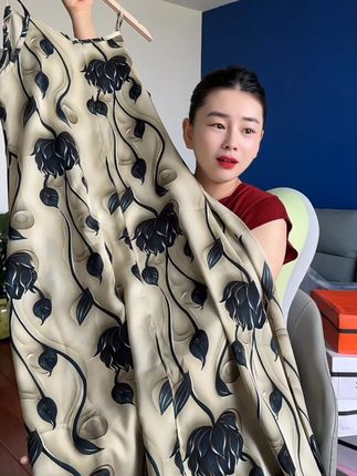 这款上身超时尚百搭的款式吊带裙给姐妹们福利价上了,质量嘎嘎好的,相中的姐妹拼手速#吊带裙 #好物分享 #源头工厂
