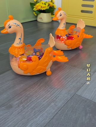 可爱天鹅一边唱儿歌、背古诗一边满屋跑,翅膀双脚会扇动,遇障 自动拐弯可机灵了,宝宝喜欢追着玩#宝宝玩具 #0到3岁宝宝玩具 #益智玩具 #哄娃神器