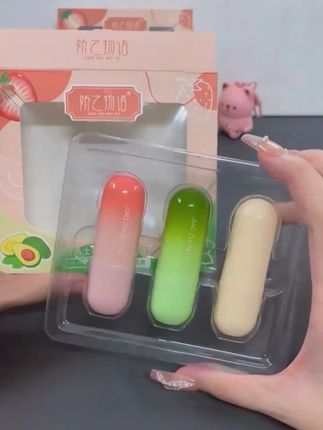 我看是哪个美女子还在撕嘴皮,这款唇膏,三支礼盒包装,草莓蓝莓牛油果,上嘴润润的#好物推荐🔥 #学生党好物推荐 #平价好物分享 #护唇