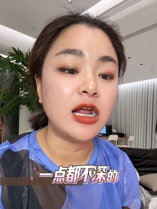 南瓜红棕百搭款,双头唇泥用着舒服。唇泥显色适中,雨衣作精华护唇,赶紧备上。#口红 #好物推荐 #连阿品