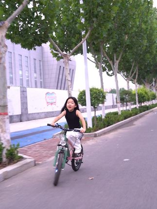 色彩绚丽的儿童自行车,宛如一道彩虹,点亮孩子骑行时光。。 #骑单车的女孩#儿童自行车#带你兜风#户外骑行#高质量儿童自行车