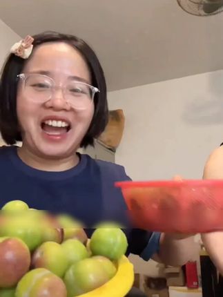 啊啊你们一直问我的脱骨李我终于买对了!买了4.5家终于买到又 便宜还巨甜的四川高山的脱骨李# 强烈推荐 # 太好吃了 # 应季水果