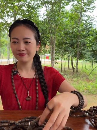 沉香海南老白棋留疤单圈沉香7g老料高货多样性发一条+白奇楠单 沉香海南老白棋留疤单圈沉香7g老料高货多样性发一条+白奇楠单圈手串,味道超好,速来!