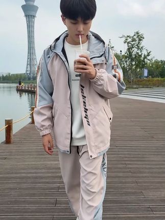你家孩子穿上这套夹克套装真的太帅了