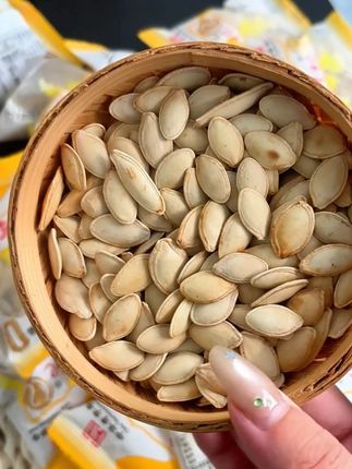 老师傅手工精炒经典的那个味道,不是机器能替代的 #热点 #炒货 #南瓜子 #瓜子