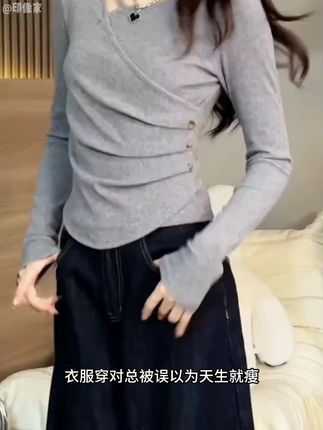 超级遮肉显瘦的设计感纽扣小衫!!微胖肉肉的姐妹放心穿!#秋季上新 #长袖t恤 #遮肉显瘦 #洋气减龄 #穿出高级感