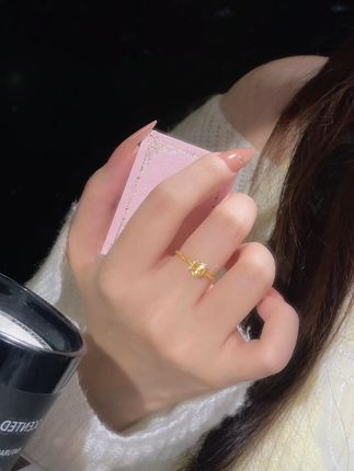 今天的甜,是小方糖给的! #小方糖戒指 #黄金 #礼物越闪我越爱