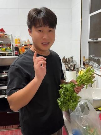 原来电饼铛才是家庭聚餐神器!左边煎着滋滋冒油的鸡胸肉右边焖着吸满汤汁的杂蔬饭,一家人围着等出锅,闻着满屋香味简单又热闹的幸福感,全靠这口小锅撑起来~#电饼档 #华生 #家电
