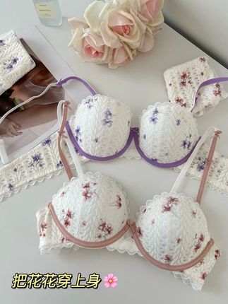 甜甜蕾丝蛋糕✨上身一整个少女感圆圆胸 🎀公主请挑选~风信紫/合欢红美的不相上下啊 贝壳杯+碎花蕾丝+小镂空💗性感直接叠满 搭一个简单的上衣,露一点点蕾丝边,性感得不要不要的 - 越看越喜欢的小细节: 1⃣️法式蕾丝+蝴蝶结肩带!甜欲的很大胆!胸型的同时也很好看 2⃣️3D圆润的杯垫弧度+月牙承托 胸型这快完全不用担心 3⃣️还有配套蕾丝内裤,整套入更绝 #聚拢内衣 #蕾丝内衣 #甜美内衣 #小胸显大 #舒适内衣