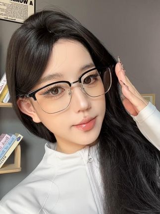 超轻的重量得益于精密的结构计算,即使长时间佩戴也不会在鼻梁上留下压痕,完美兼顾美观与舒适#ootd穿搭 #甜酷 #修饰脸型 #高级感 #验光配镜