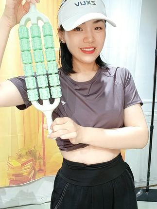 居家锻炼按摩狼牙棒,用了才知道好! #居家锻炼 #狼牙棒 #健身 #运动 #锻炼