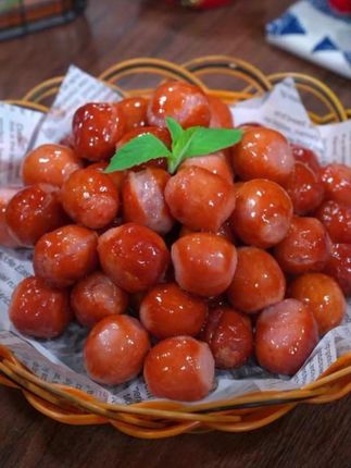 脆皮爆汁小烤肠,一口下去外皮酥脆,里面满满的肉粒,鲜嫩多汁#一口爆汁肠 #烤肠 #空气炸锅食谱