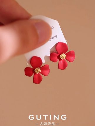 适合秋冬戴的花花耳环,小众高级,红红火火,快约上姐妹一起安排~~ #日常搭配 #饰品搭配#耳环控 #耳饰