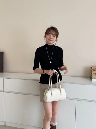 全羊毛中袖打底衫 简约又高级的黑色半高领中袖衫~修身版型衬得身材超棒,搭配长项链,精致感拉满,日常通勤、约会都很合适,轻松穿出优雅气质~#羊毛衫 #上衣穿搭 #针织衫穿搭