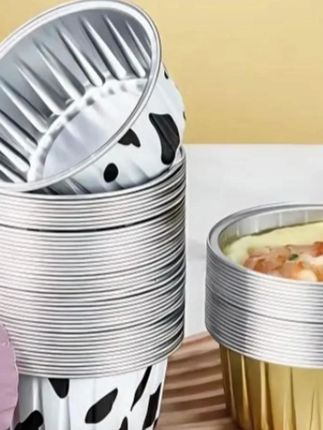 这款加厚空气炸锅锡纸碗,厨房好帮手!50只装,家用烘焙、日常做饭都够用。采用食品级铝箔材质,加厚设计更耐用,可重复使用,清洗方便。导热均匀,加热迅速,让食物受热更均匀,口感更佳。适用于空气炸锅、烤箱、蒸锅等多种场景,无论是做蛋糕、烘焙甜点,还是烤鸡翅、焗饭,都能轻松胜任。一次性使用更省心,让烹饪变得简单又高效!#空气炸锅锡纸碗 #50只装 #加厚铝箔模具 #可重复使用 #家用烘焙神器