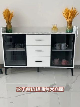 这个餐边柜拥有大容量储物收纳功能,还带有活动层板可以调节, 采用了铝合金拉手,还有烤漆的不锈钢柜腿,品质很好哦!它的外观设计也非常不错,选用的是防爆钢化玻璃门,放在家里也特别大气。价格便宜,质量好。赶快行动起来吧!工厂直销生产厂家批发#餐边柜 #餐边柜推荐 #餐边柜收纳 #餐边柜厂家 #餐边柜设计