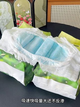 夏天一定要勤换#纸尿裤 ,升级后的迷你熊更轻薄透气了! 我的妈呀,这也太给力了,xl码都有15片啊,紫草精华护臀,这不就是行走的护臀膏嘛,刷到别犹豫,带回去给宝宝试试#纸尿裤拉拉裤 #拉拉裤