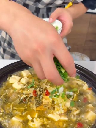 看似平平无奇的雪菜滚豆腐,只有江浙沪才懂它的含金量。#雪菜 #美食教程 #美食分享