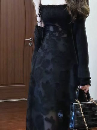 谁懂啊!这条黑色吊带裙真的长在我的审美上~若隐若现的网纱设计,又纯又欲,搭配同色系开衫,甜酷感直接拉满,出门逛街、约会都超合适!#约会穿搭 #温柔风穿搭 #小个子穿搭 #ootd穿搭 #轻奢女装