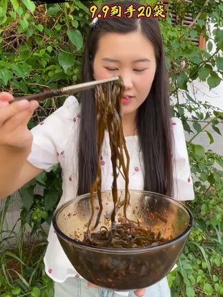 天热不知道吃啥了就安排上这个凉拌海带丝,酸辣爽脆很好吃。